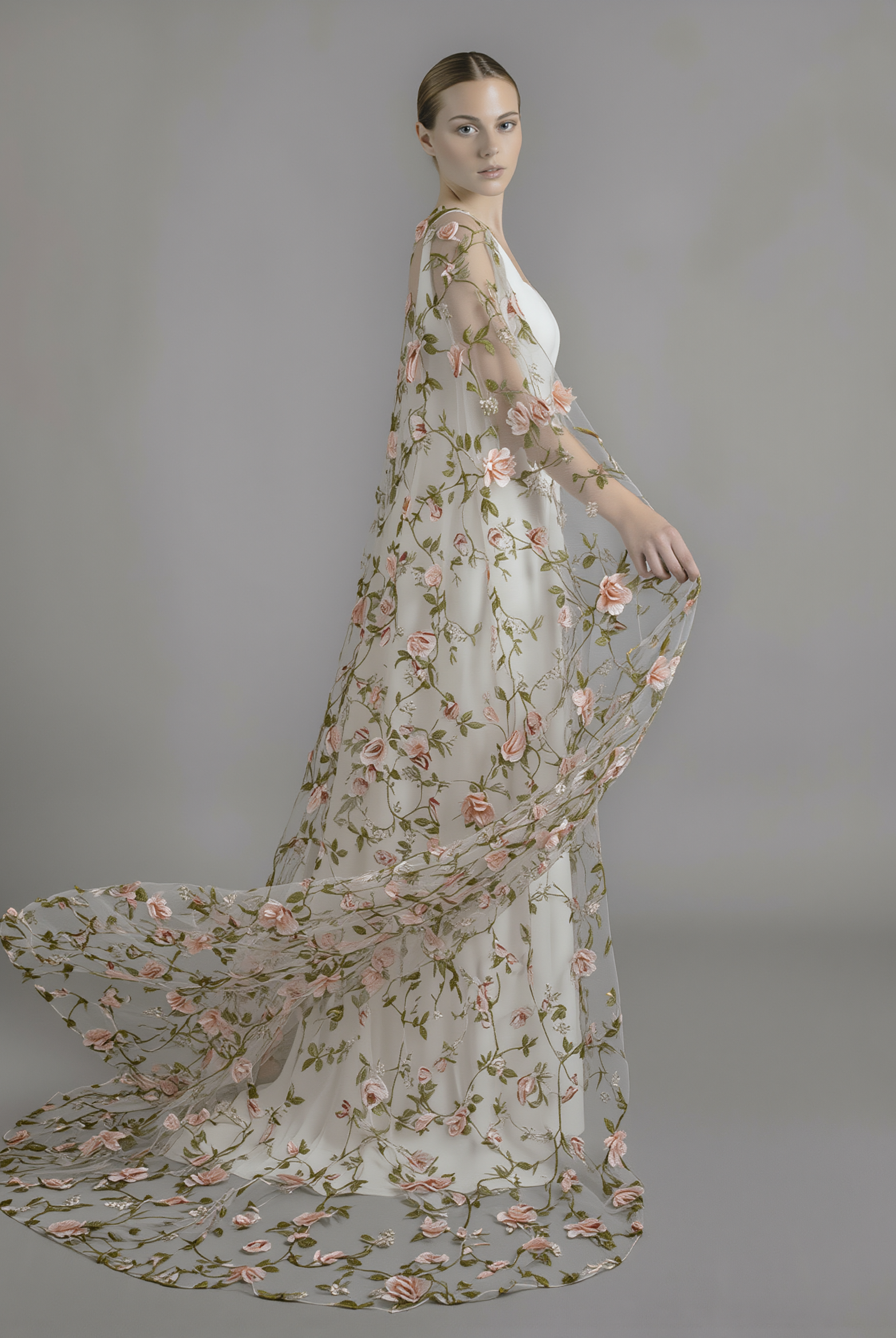 Romantic floral cape from Atelier Calliste in size S to XXL, featuring delicate flower patterns and lightweight fabric.