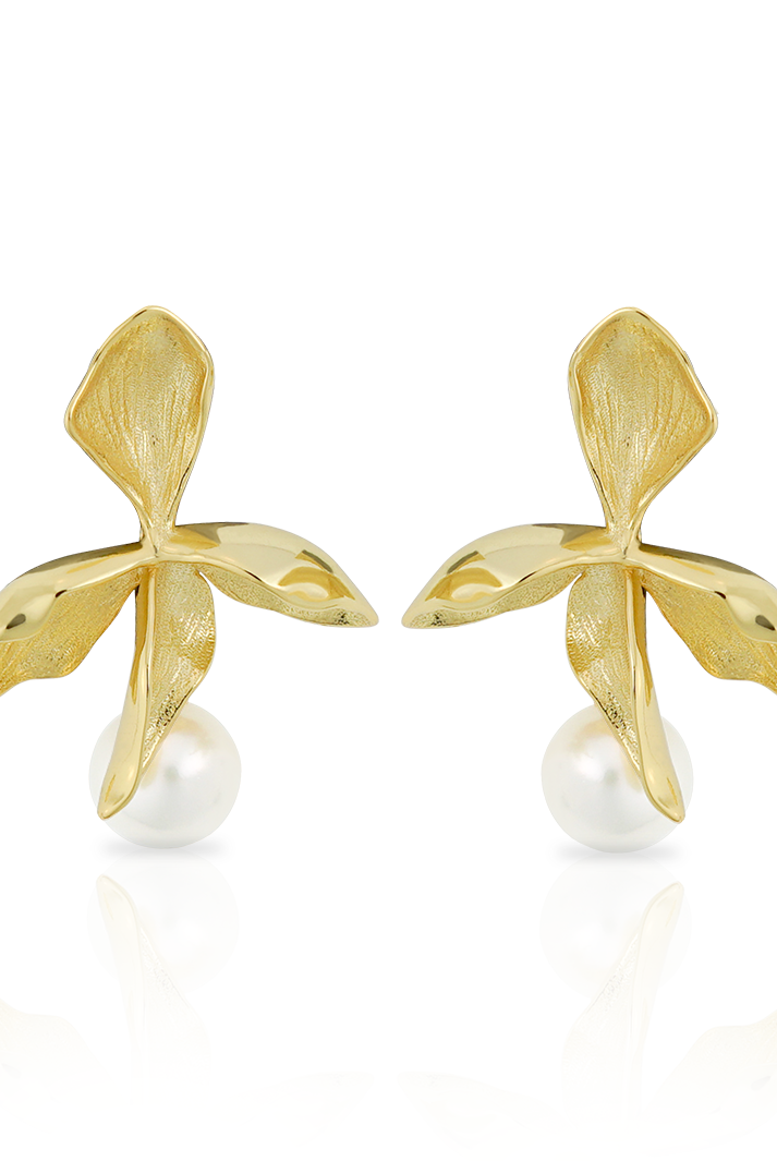 Golden flower earrings with round freshwater pearl from PM Atelier, elegant drop earrings for stylish occasions.