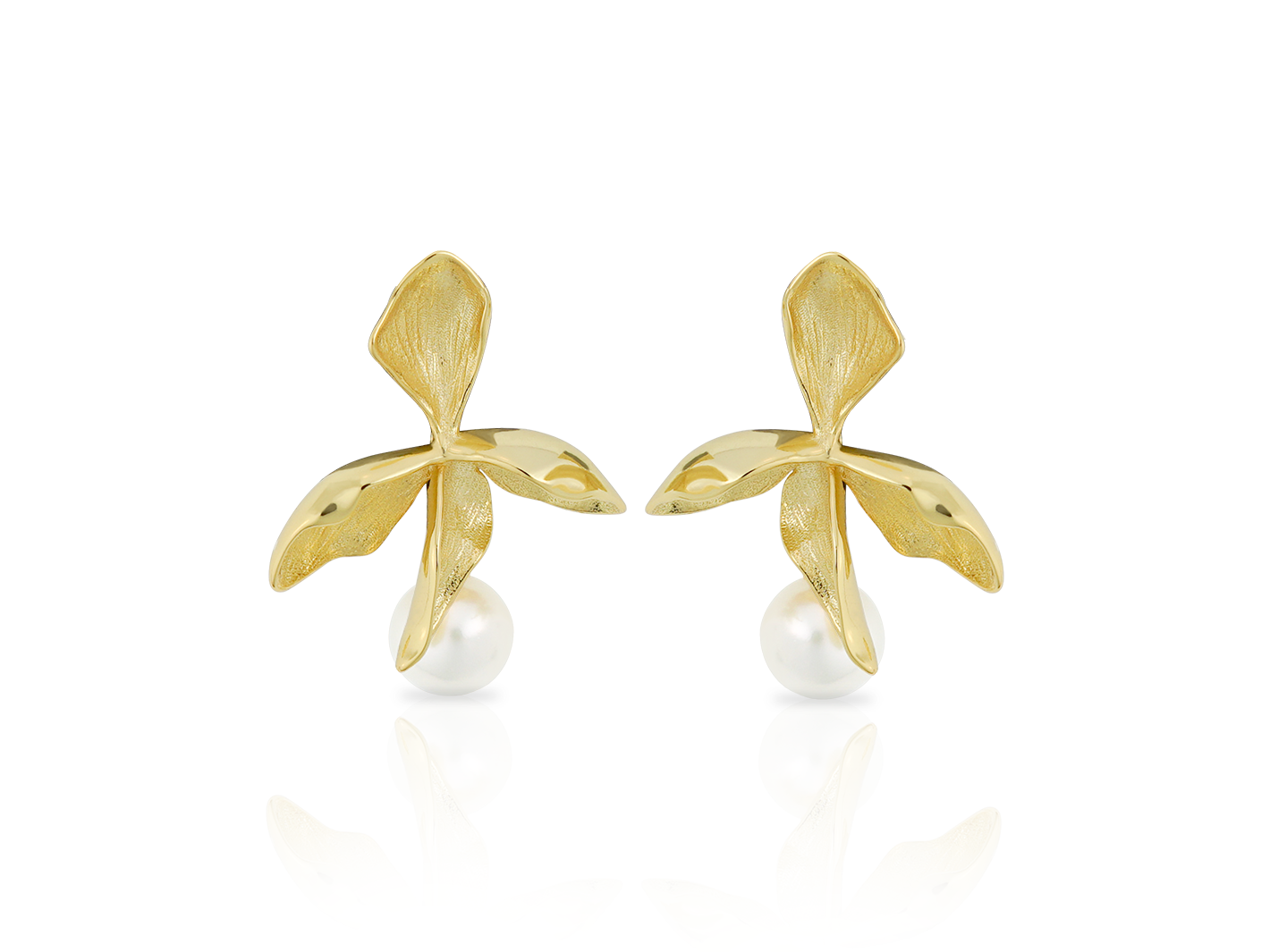 Golden flower earrings with round freshwater pearl from PM Atelier, elegant drop earrings for stylish occasions.