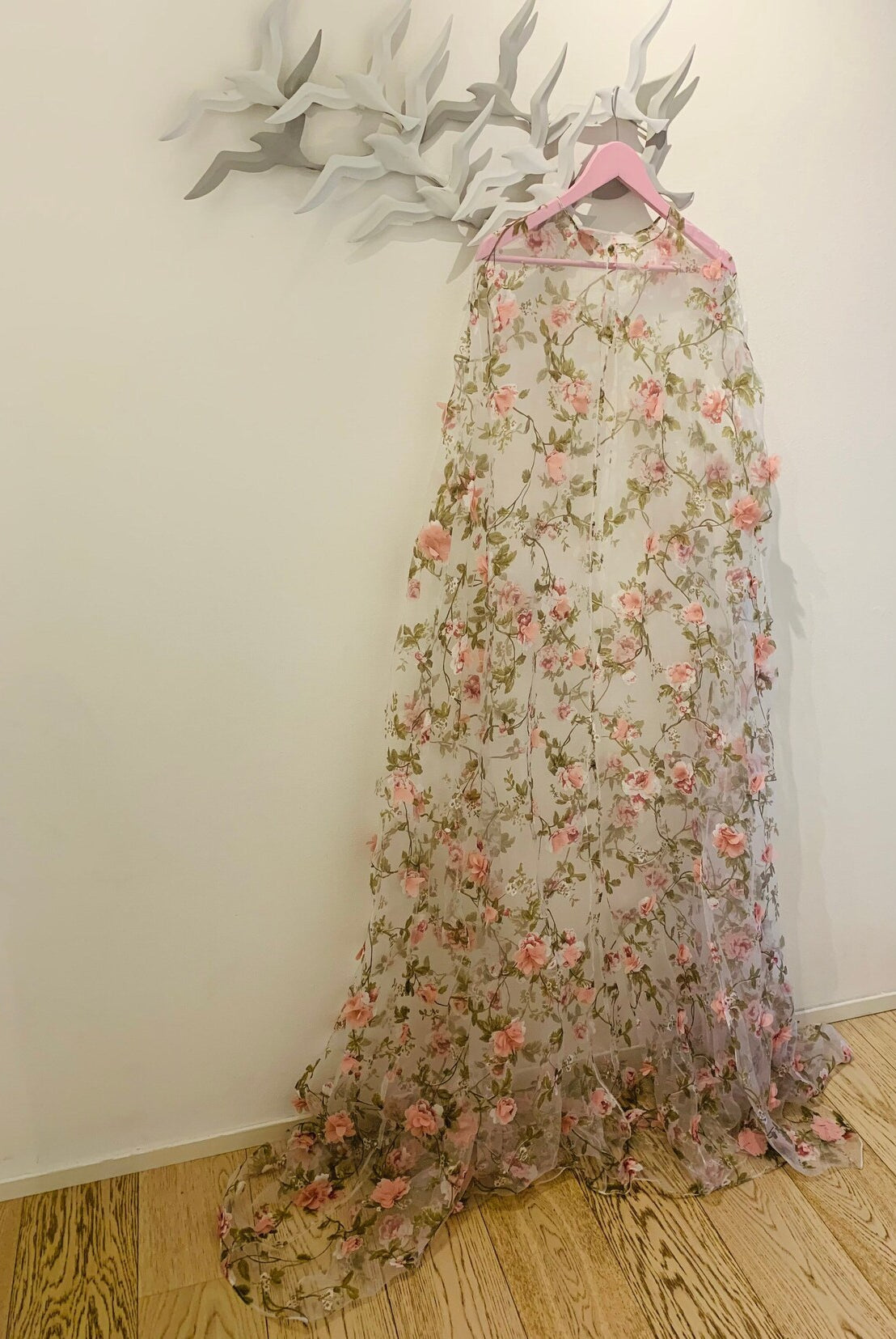 Romantic floral cape from Atelier Calliste in size S to XXL, featuring delicate flower patterns and lightweight fabric.