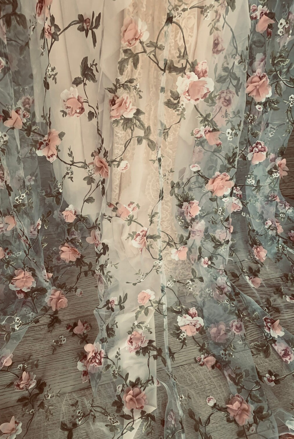 Romantic floral cape from Atelier Calliste in size S to XXL, featuring delicate floral patterns and flowing fabric.
