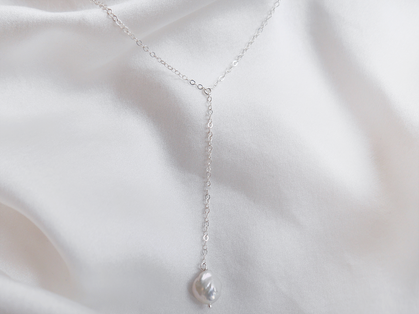 Alyssa PM Atelier lariat necklace featuring a Keishi pearl, elegant jewelry for brides on a neutral background.