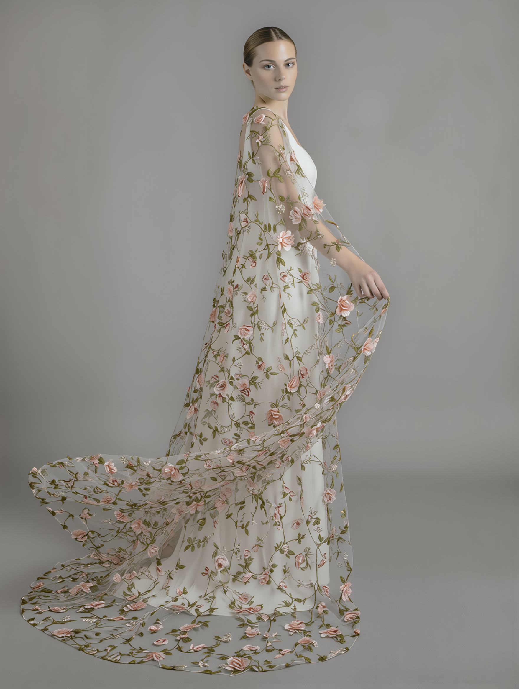 Romantic floral cape from Atelier Calliste in size S to XXL, featuring delicate flower patterns and lightweight fabric.