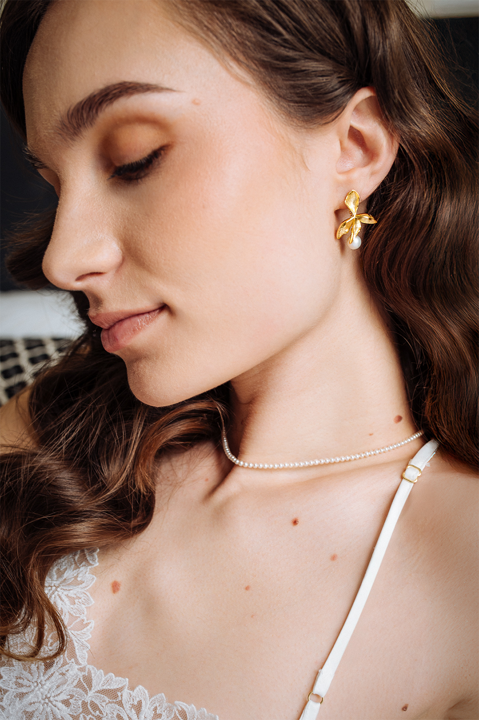 Golden flower earrings with round pearls from PM Atelier featuring small pearl accents and delicate floral design.